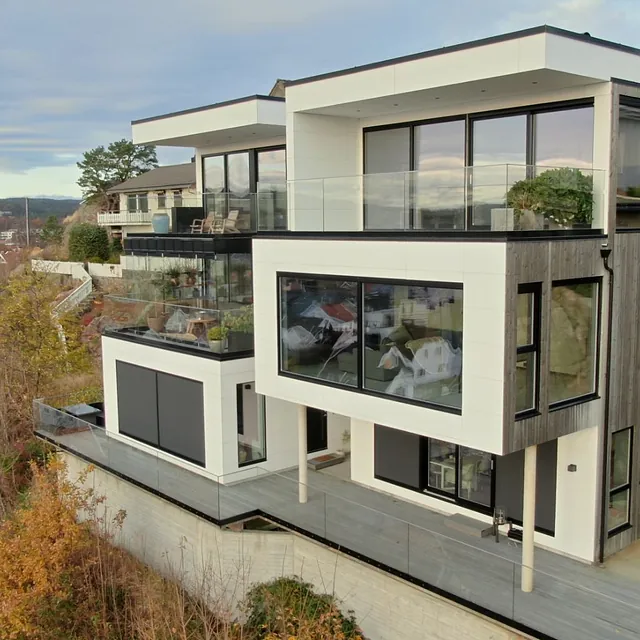 Moderne boliger med geometrisk utforming i høyden