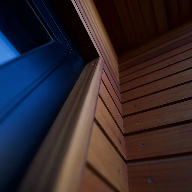 Detaljebilde av vinkel på trevegg