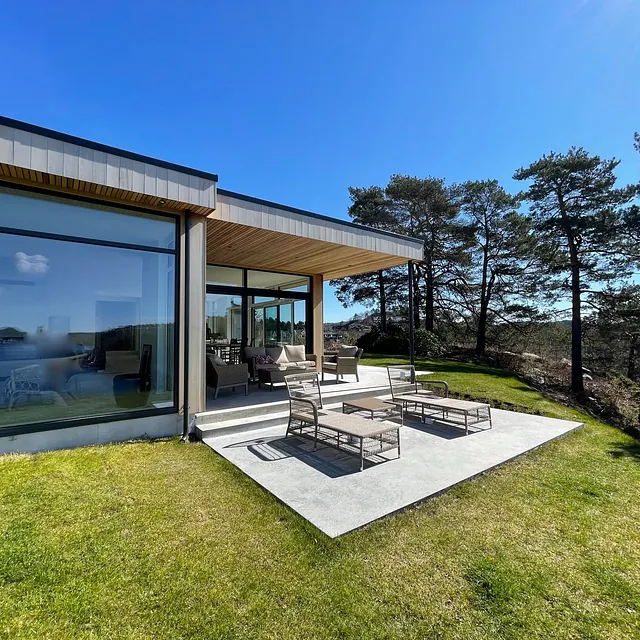 Moderne bygg med uteområde