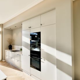 Moderne hvitt kjøkken