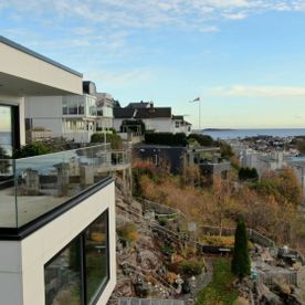 MOderne bolig med utsikt over havn